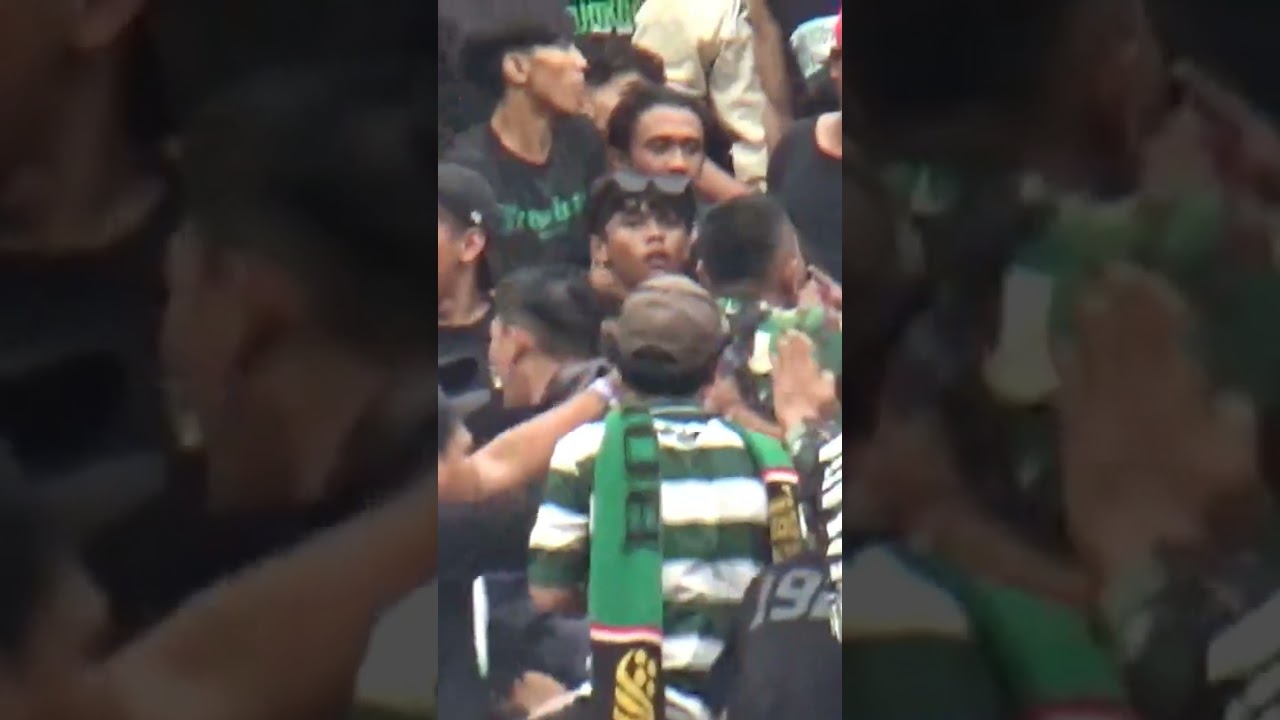 KERICUHAN LAGA PERSEBAYA Vs AREMA DI TRIBUN SUPORTER YANG MENYUSUP