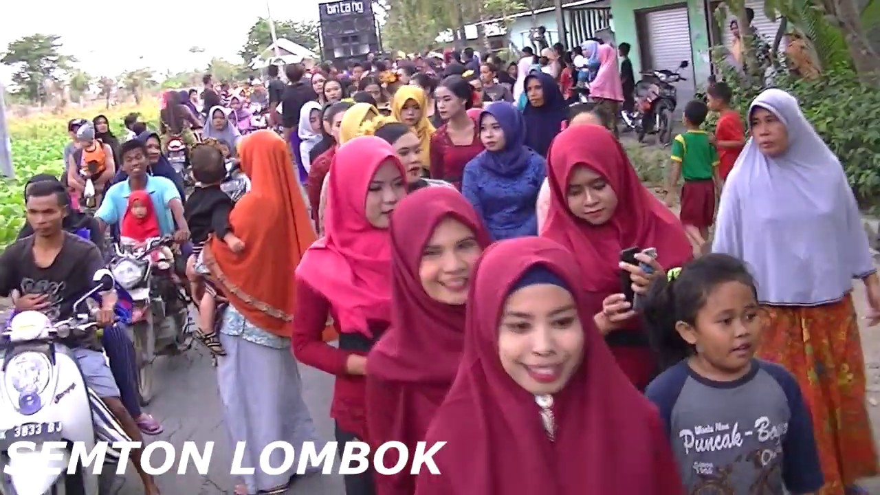 keseruan para remaja iringi pengantin di desa mujur