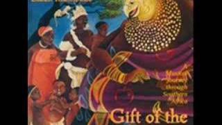 Miniatura del video "Ladysmith Black Mambazo - The Lion Sleeps Tonight"