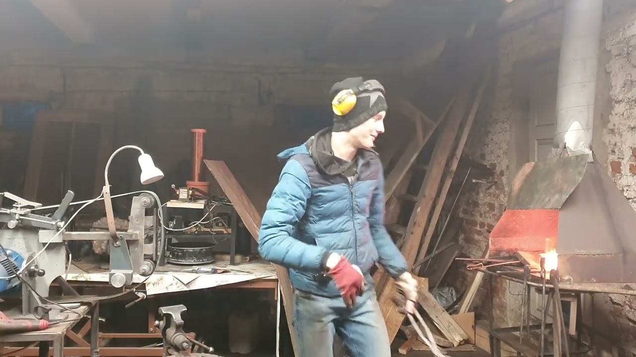 Kalame židinio rinkinį: semtuvėlį, kačerga ir replės.