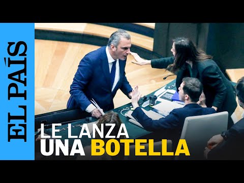 MADRID | Ortega Smith lanza una botella al concejal de Más Madrid Eduardo Rubiño | EL PAÍS