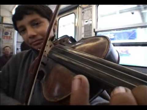 Nice Young Gypsy Violinist plays in Metro - Paris