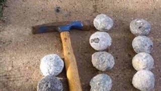 Mereka terkejut ketika memecah "batu aneh" yang ditemukan di pantai itu ternyata wow...!