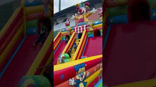 Istana badut so pirang rambutnnya. Main plosotan badut seru