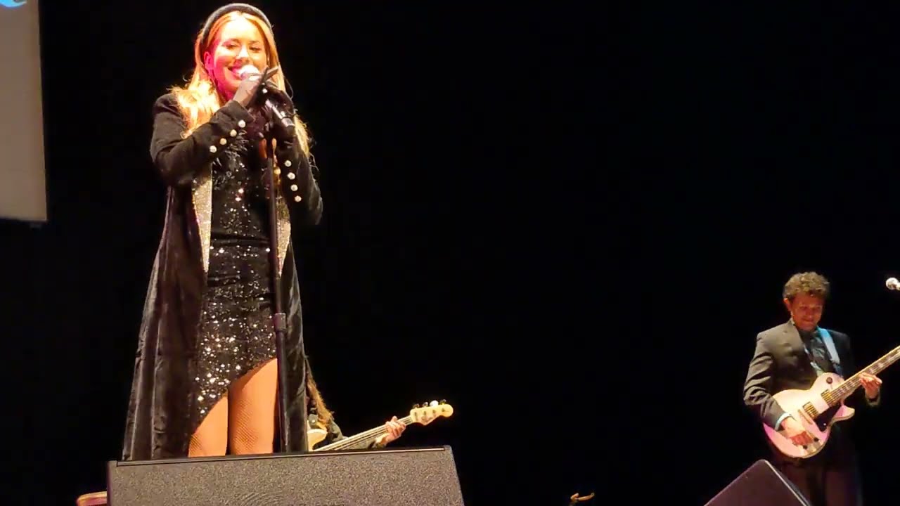 Haley Reinhart opens her show in Skokie 11/26/23