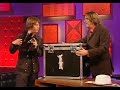 Capture de la vidéo Jamiroquai  - "Feels Just Like It Should" + Interview - "Friday Night With Jonathan Ross"