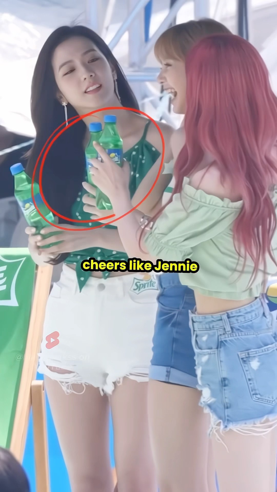 It seems like the other members imitate Jennie to pose!! ? #blackpink #jisoo #jennie #rosé #lisa
