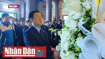 Chủ tịch Quốc hội Vương Đình Huệ dâng hương tưởng nhớ Bác Hồ và các liệt sỹ ở Nghệ An