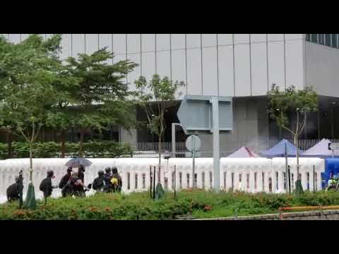 【政總/1800】示威者連環掟疑似汽油彈，現場火勢猛烈