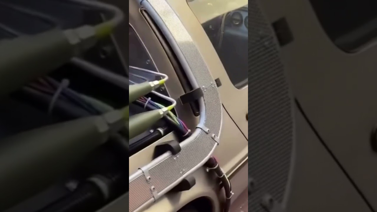 【デロリアン】①Nothing beats a DeLorean at a stoplight（信号待ちで一番目立つ車選手権、圧倒的優勝はデロリアンで決まり）