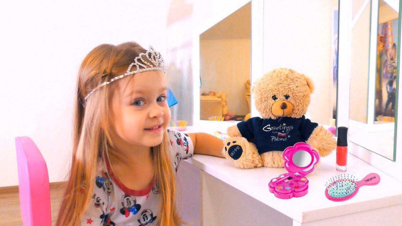 Детский столик для девочек с зеркалом и косметикой! Васёна красит ногти и собирается в кино