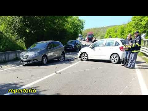 Video Paura in strada, violento schianto moto-auto: un ferito grave, mobilitati i soccorsi