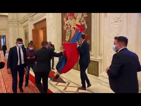 PSD a adus un manechin Superman în Parlament