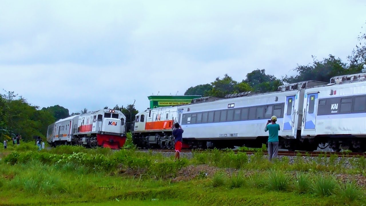 RAMAINYA KERETA API DAN RAILFANS KERETA PARA BOCIL DI JALUR PERCABANGAN KROYA
