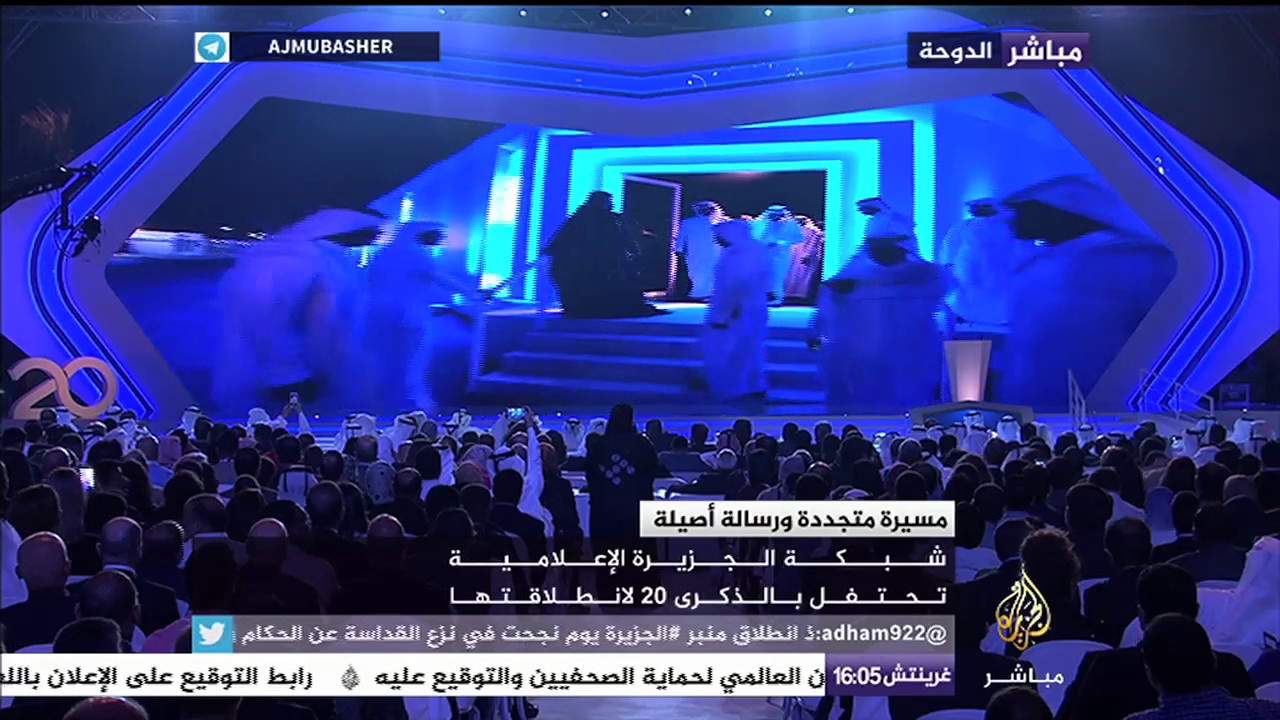 لحظة دخول الأمير تميم بن حمد والأمير الوالد والشيخة موزا لمقر شبكة الجزيرة