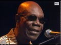 Capture de la vidéo Manu Dibango - Ce Soir Au Village (2001)