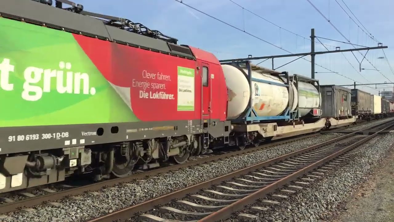 DB Cargo Vectron 193 300 Red / Green With Container Train at Blerick the Netherlands 15.2.2023👍👍👍👍👍🚂