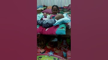 Kakak Retha latihan gendong dedek kembar