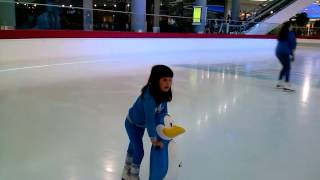 Соня первый раз на коньках.