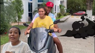 Luisa Aprende A Manejar Moto