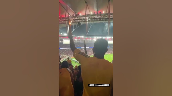 Torcedor soltando fogos dentro do Maracanã durante jogo