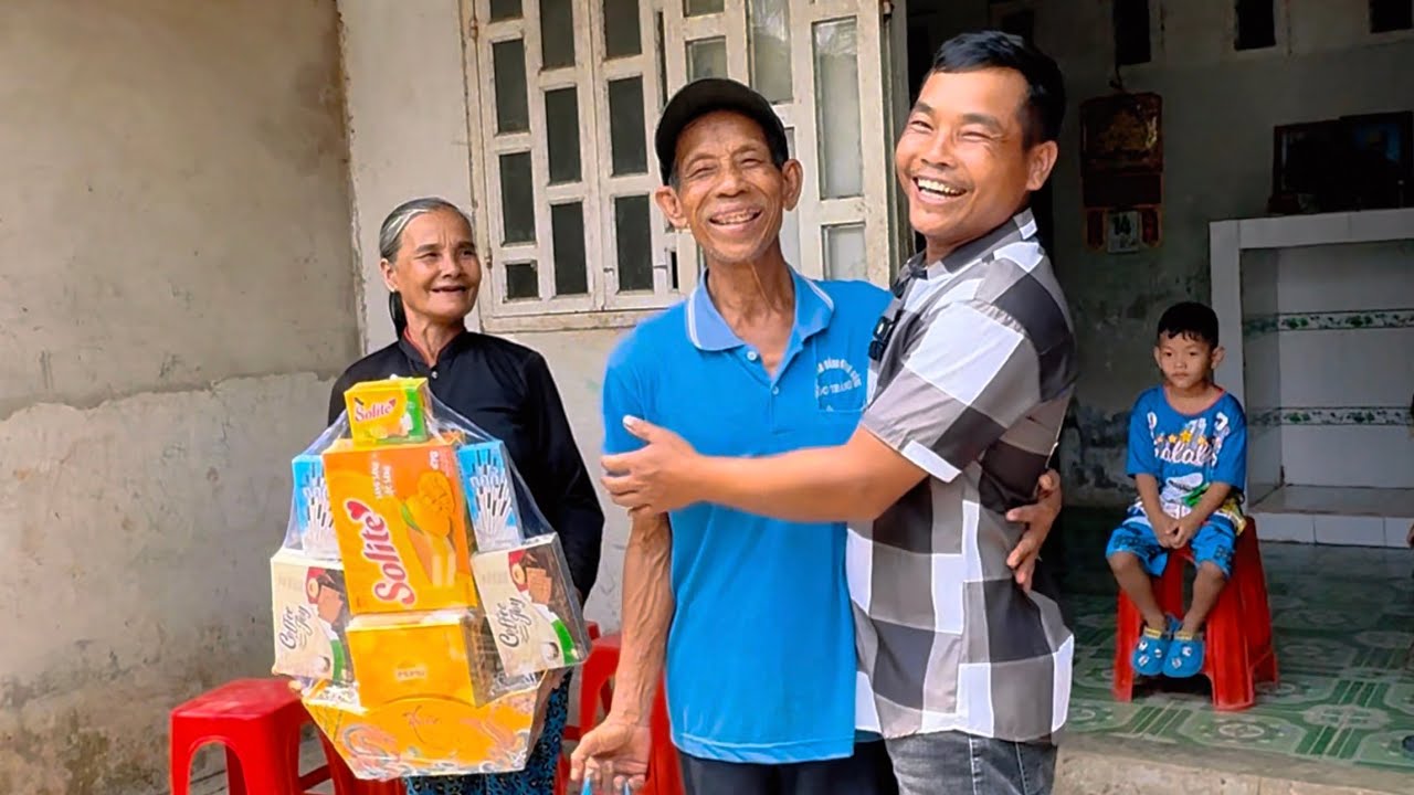 Tết đến Em Xuân U30 tới nhà ba mẹ chúc Tết ai cũng vui mừng 