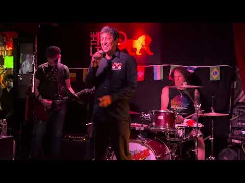 Singing “Viva La Vida” by @coldplay at the Red Lion in NYC!