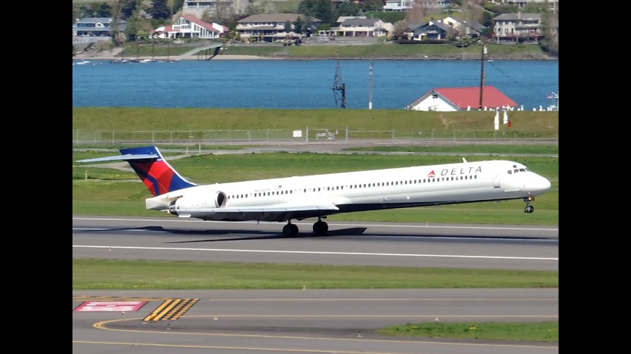 Delta Airlines McDonnell Douglas MD-90 [N934DN] landing in PDX - YouTube