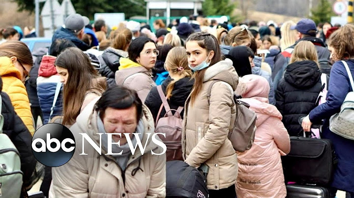 Tens of thousands flee Ukraine as world reacts l GMA
