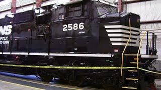Norfolk Southern (Juniata Locomotive Shops) Tour part 1
A tour of Norfolk Southerns Locomotive shops in Altoona, PA (Juniata Locomotive Shops) during Family Day, Memorial Day 2014.
Watch part 2 here..... https://www.youtube.com/watch?v=L2b1WgB51hc&feature=gp-n-y
Special Discounts!
5% off Regular priced items at http://www.midwestmodelrr.com/ use coupon code DGMODELWORKS
#railfan #norfolksouthern #dgmodelworks Norfolk Southern (Juniata Locomotive Shops) Tour part 1