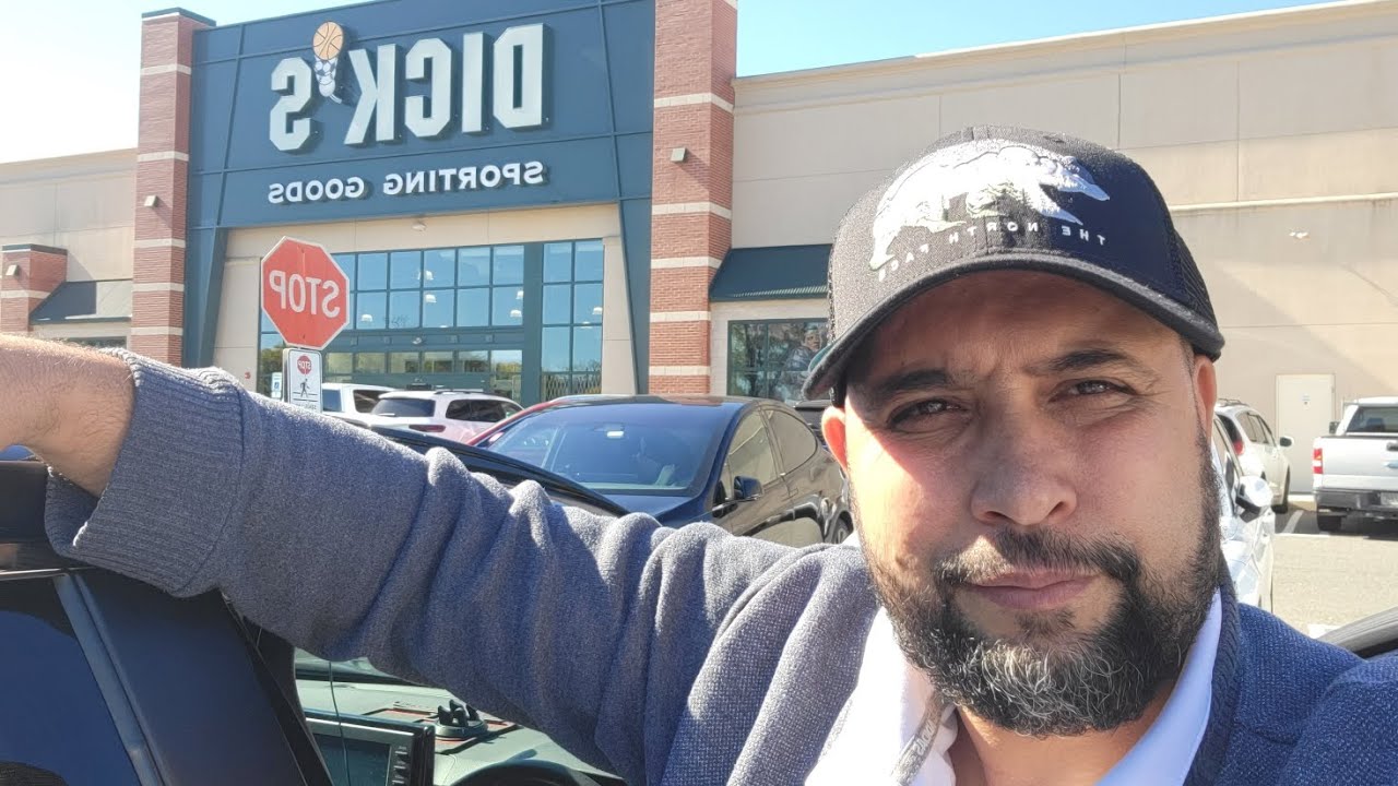 محل مختص في بيع الألبسة والمعدات الرياضية في أمريكا