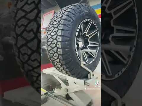 تركيب اطارات ماكسيس 265 70 18 من شركة راشد يونس واولادة للاطارات وجنطات المغنيسيوم فلسطين طولكرم