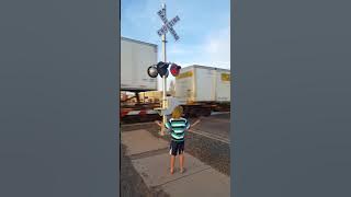 VERY FAST (70MPH?) BNSF FRIEGHT TRAIN - Holbrook, AZ!