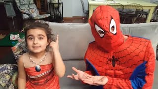 Mira ve Ege ile Kostümlü Komik Parodi | UmiKids