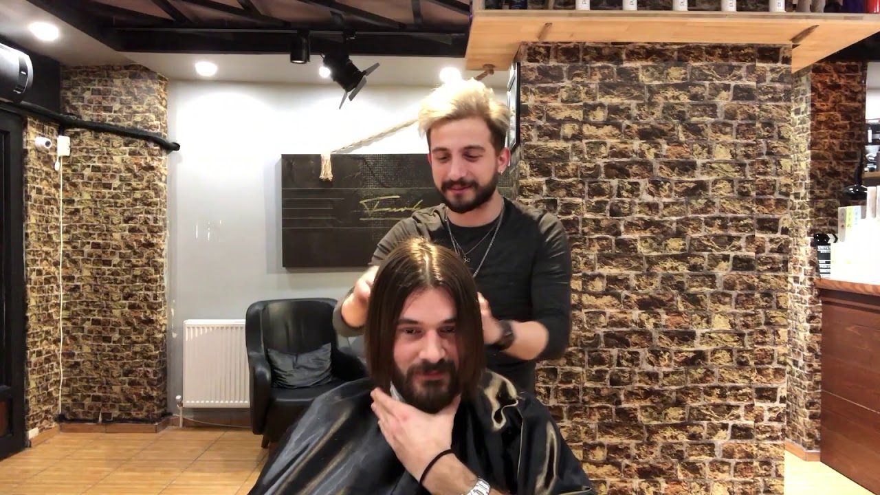 Yıllardır uzattığı saçını bir anda kestirdi ve Yıllardır uzattığı saçını bir anda kestirdi ve