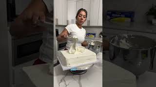 Cake decorating: a sheet cake 🫐👩🏽‍🍳 #CakeDecorating #easycakedecorating #sheetcake