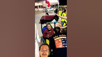 Hồ Văn Cường chụp hình lưu niệm với người ham mộ tại Gò Công Tây Tiền Giang