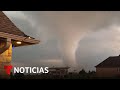 Tornado causa destrucción en el Centro y el Sureste sigue azotado por incendios | Noticias Telemundo