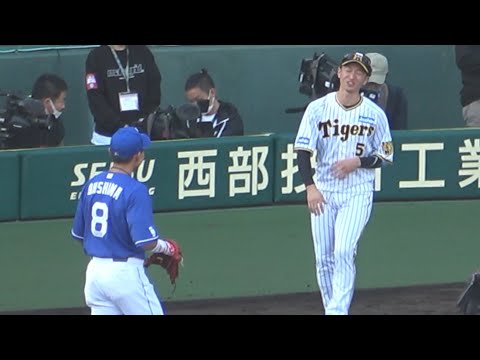 同じ関西の社会人野球出身で交流のある近本と挨拶を交わす大島 (2023/05/02)