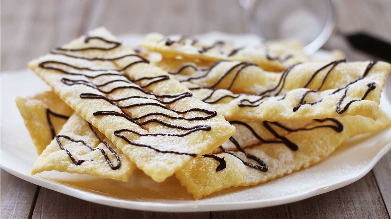 Chiacchiere di carnevale con fili di cioccolato - Le videoricette di Nutrifree