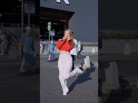 POLI танцует тренд Котик на улице. Реакция прохожего 😂 | Трек POLI - Котик