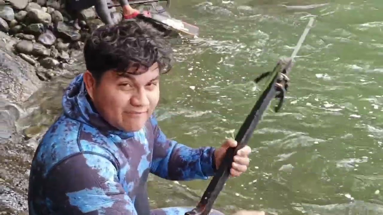 pescando con Arpón  en uno de los ríos más peligroso del Ecuador 💪 con buenos cubos