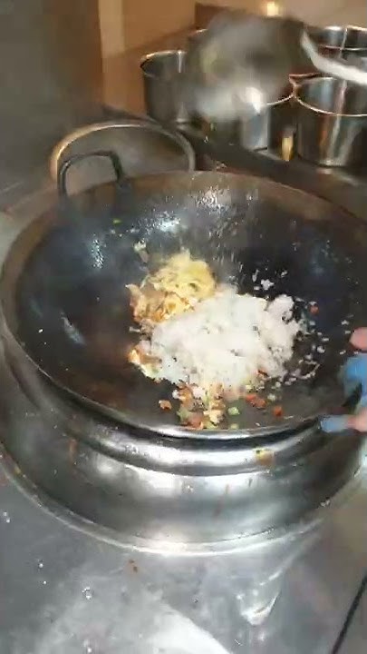 КИТАЙСКИЙ ЖАРЕНЫЙ РИС С МЯСОМ ОСТРЫЙ И С ОВОЩАМИ В КИТАЙСКОМ РЕСТОРАНЕ ...