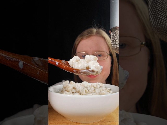 Mac and Cheese mukbang ASMR 😎 would you try this? 🤯 #ASMR #mukbang #asmreating #macandcheese