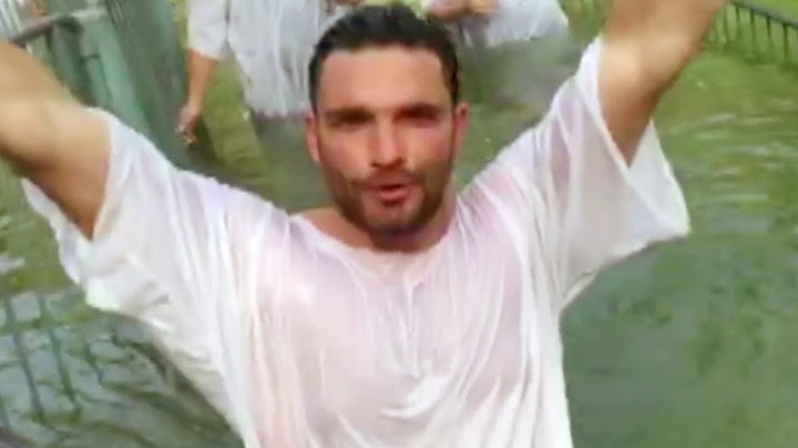 ¡Se bautizó Julián Gil! Pero la experiencia casi se ve empañada