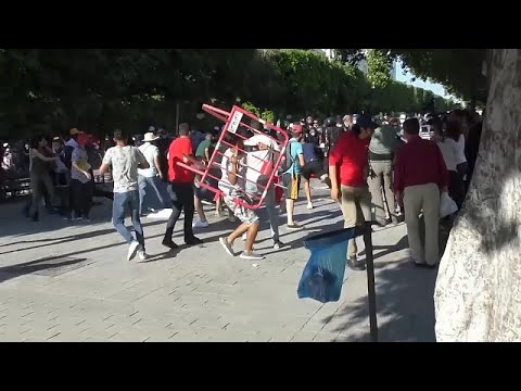 Video: Mexicans Fed Up With Banks Burn Credit Cards In Street Protest - Matador Network