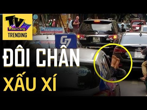 Video Ngán ngẫm vì đôi chân xấu xí thò ra từ cửa xe taxi - youtube