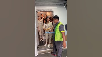 Pramugari Cantik Super Air Jet Buka Pintu Pesawat Airbus A320-200 di Bandara Soekarno-Hatta Jakarta