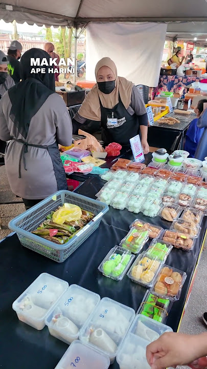 Akak ni jual macam macam kuih muih harga sangat ok Bazar Ramadan Taman Gelora Kuantan