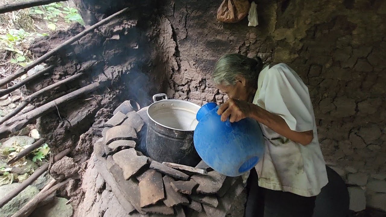 Matrimonio de 90 años viven solos en una montaña de cabañas el salvador.
